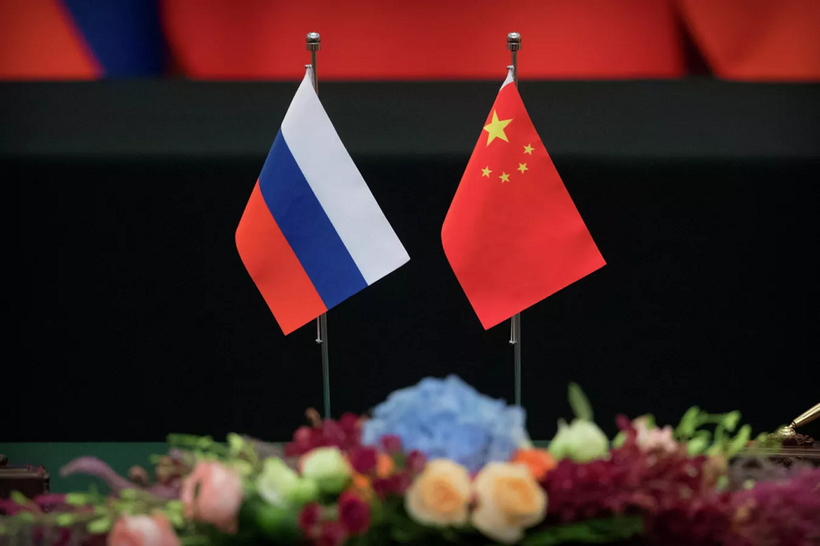Quốc kỳ Nga và Trung Quốc.
