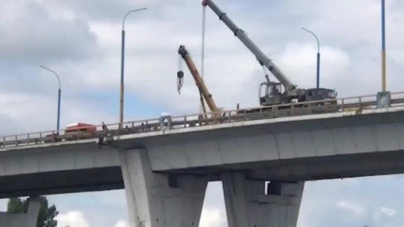 Công việc sửa chữa tại cây cầu Antonovsky.