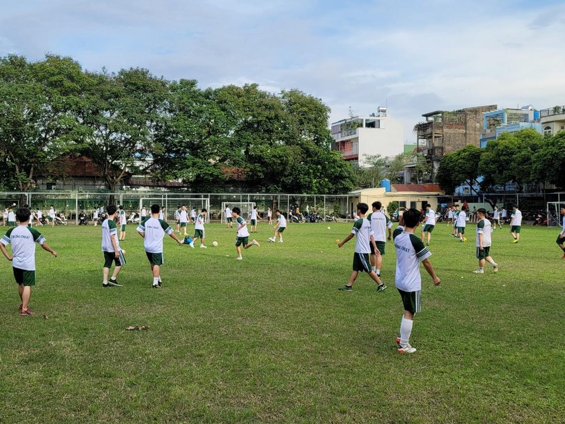 Trường THPT Trương Vĩnh Ký một trong những ngôi trường có đầy đủ cơ sở vật chất cho học sinh trong các tiết thể dục