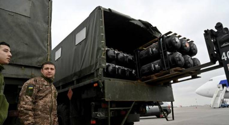 Quân nhân Ukraine chất một xe tải với hệ thống tên lửa chống tăng Javelin tại Sân bay Quốc tế Boryspil gần Kiev, Ukraine.