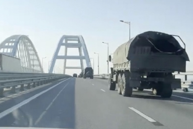 Đoàn xe quân sự hướng về Crimea.