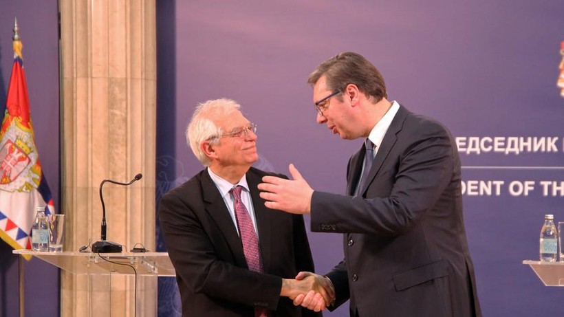Tổng thống Serbia Aleksandar Vucic (phải) bắt tay nhà ngoại giao hàng đầu của EU, Josep Borrell, tại Belgrade, Serbia, vào ngày 31 tháng 1 năm 2020.