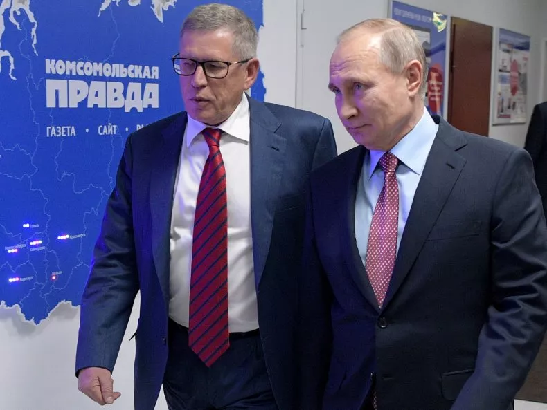 Tổng thống Nga Vladimir Putin và ông Vladimir Sungorkin (trái).