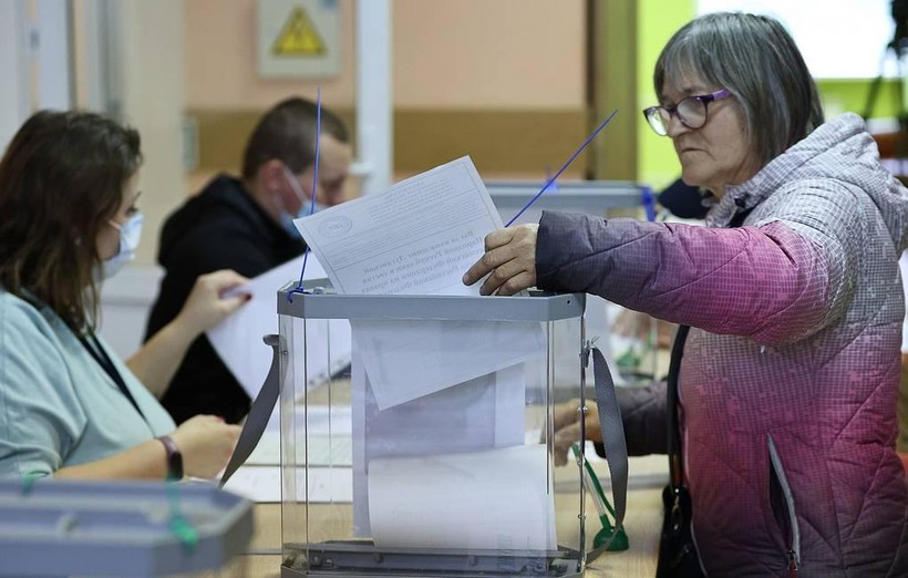 Người dân bỏ phiếu trưng cầu dân ý gia nhập Nga (Ảnh: TASS)