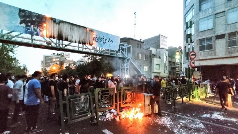 Người biểu tình đốt một thùng rác ở Tehran, Iran.
