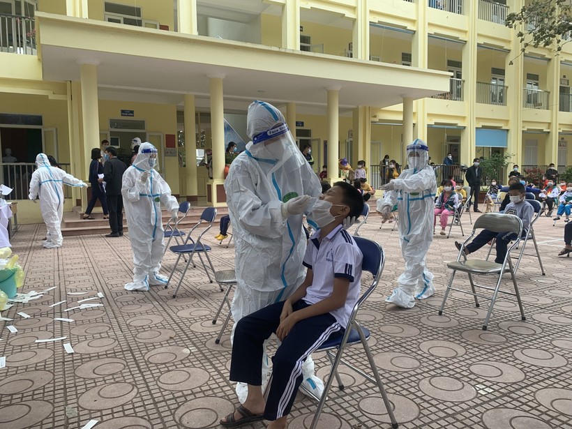 Hiện tỉnh Điện Biên đang đẩy mạnh lấy mẫu test nhanh trên diện rộng để sàng lọc bệnh nhân.