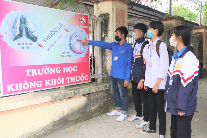 Truyền thông bằng những hình ảnh trực quan là cách làm hiệu quả Điện Biên đang triển khai để xây dựng "Trường học không khói thuốc".