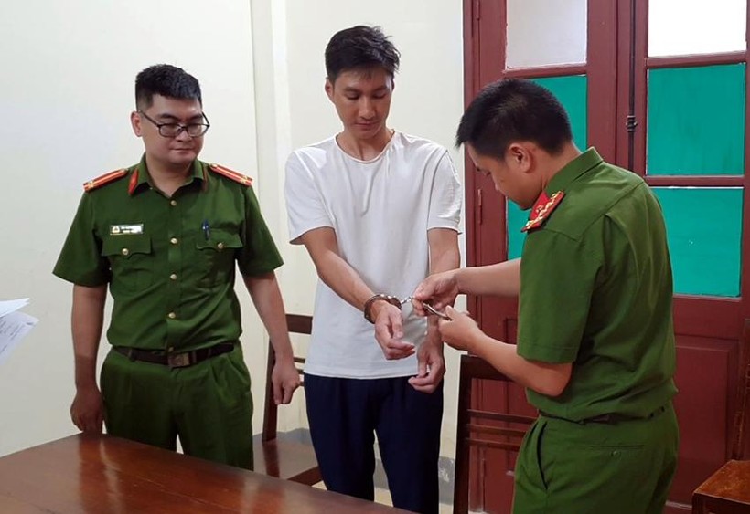 Cơ quan Cảnh sát điều tra (Công an tỉnh Điện Biên) thi hành lệnh bắt tạm giam đối với Tăng Duy Thành. Ảnh: Thành Trung.