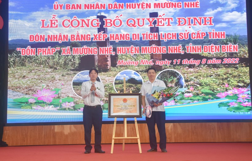 Đại diện chính quyền, nhân dân huyện Mường Nhé đón nhận Bằng xếp hạng di tích lịch sử "Đồn Pháp".