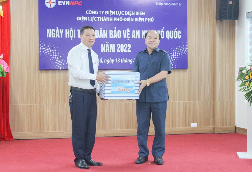 Lãnh đạo UBND TP. Điện Biên Phủ trao quà khen thưởng Điện lực thành phố.