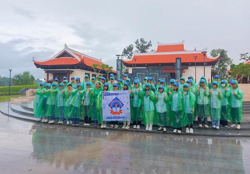 Mặc dù thời tiết không ủng hộ, song hơn 1.000 giáo viên, học sinh vẫn "đội mưa" trải nghiệm lịch sử tại Chiến trường Điện Biên Phủ.