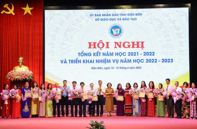 Các cá nhân nhận Huy hiệu Vì sự nghiệp xây dựng và phát triển tỉnh Điện Biên do UBND tỉnh Điện Biên trao tặng.