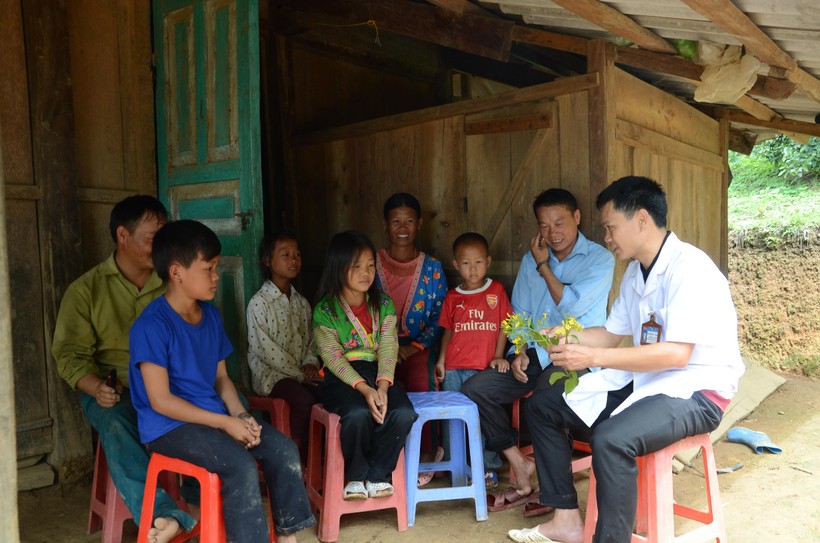 Cán bộ Trạm Y tế xã Keo Lôm tuyên truyền tác hại của lá ngón cho người dân địa bàn.