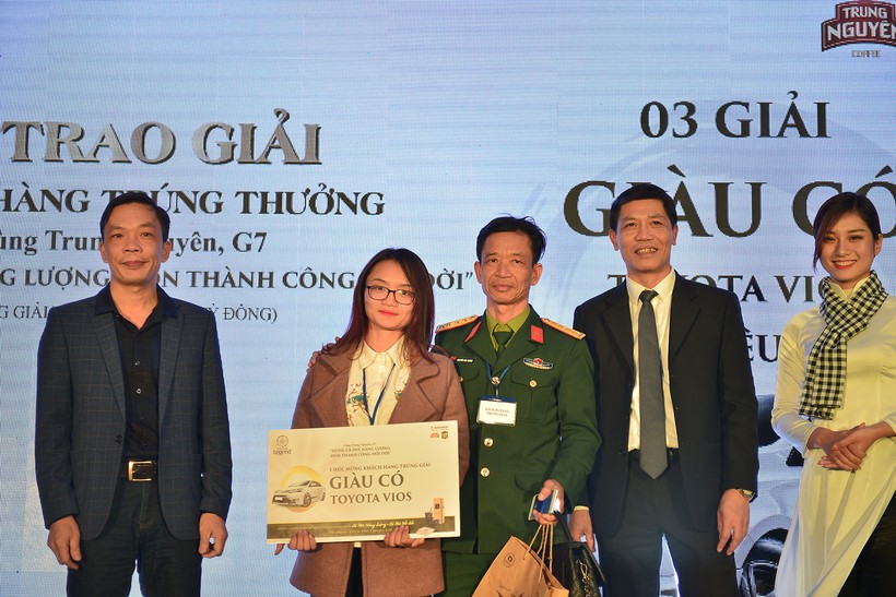 Chị Nguyễn Thị Vân nhận giải thưởng bất ngờ ngay trước thềm Giáng sinh