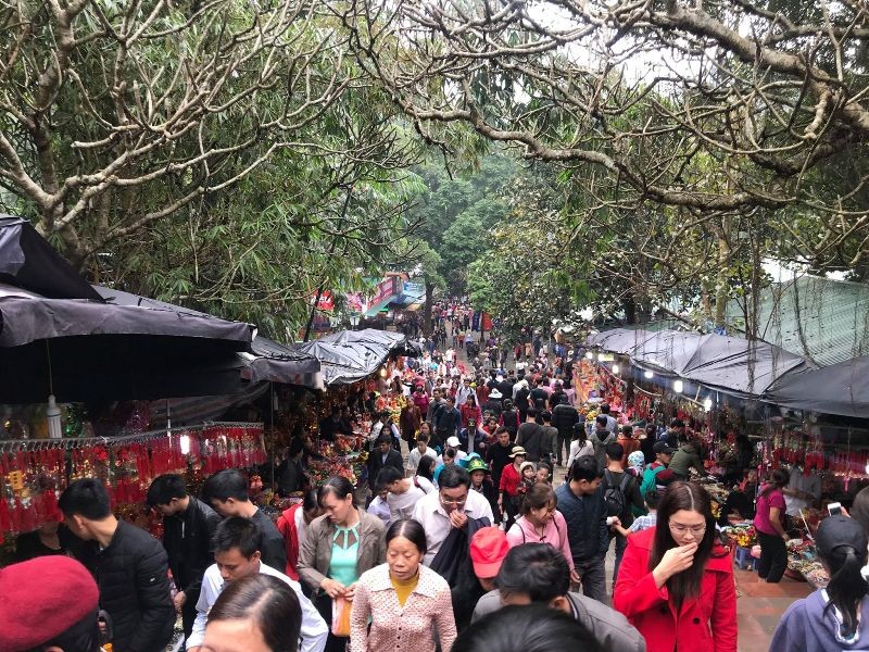 Hàng nghìn du khách đến với chùa Hương trong ngày khai hội