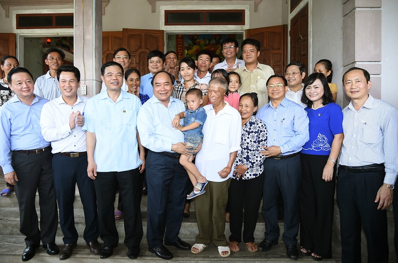 Thủ tướng thăm và tặng quà gia đình ông Văn Ngọc Chung, sinh năm 1946, là thương binh hạng 1/4. Ảnh: VGP
