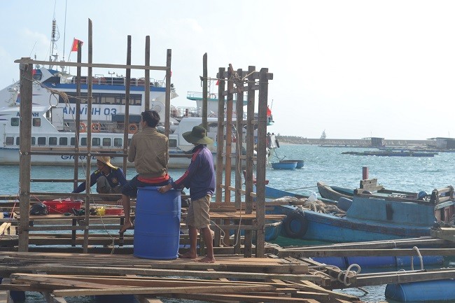 Các hộ nuôi trồng thủy sản Lý Sơn sửa chữa đóng mới lồng bè để khôi phục sản xuất.