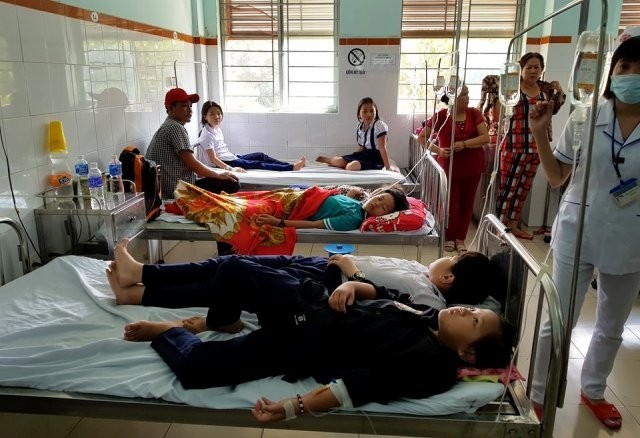 Các học sinh đang được điều trị tại Bệnh viện đa khoa Dầu Giây.