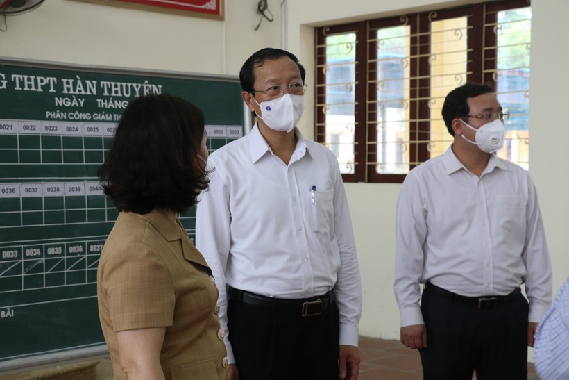 Thứ trưởng Bộ GD&ĐT Phạm Ngọc Thưởng và đoàn kiểm tra kiểm tra công tác chuẩn bị tại Điểm thi Trường THPT Hàn Thuyên, Bắc Ninh.