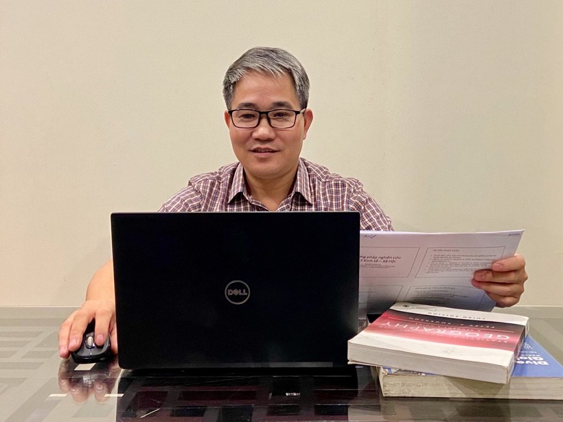 TS Nguyễn Tường Huy dạy học trực tuyến do dịch Covid-19 năm 2021. Ảnh: NVCC.