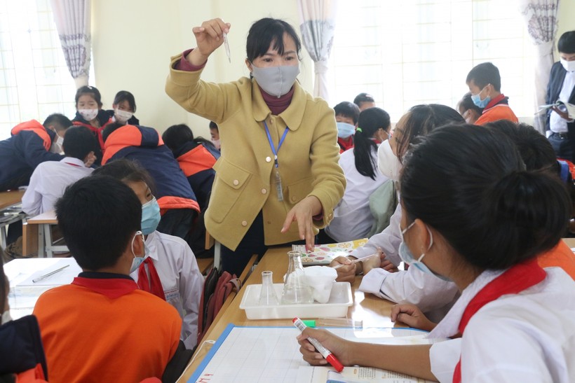 Cô giáo Lương Thị Ngọc hướng dẫn học sinh làm thí nghiệm đo nhiệt độ.
