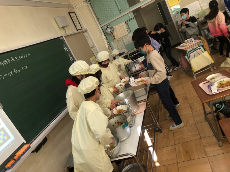 Học sinh Nhật Bản chuẩn bị bữa trưa. Ảnh: INT.