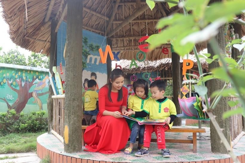 Một tiết học ngoài trời của tại Trường Mầm non Trác Văn, tỉnh Hà Nam. Ảnh: NTCC.