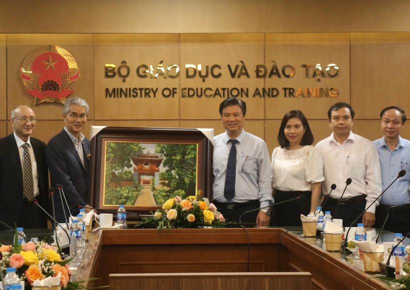 Thứ trưởng Nguyễn Hữu Độ và ông Park Jong Hun (thứ 2 từ trái sang) trao quà lưu niệm.