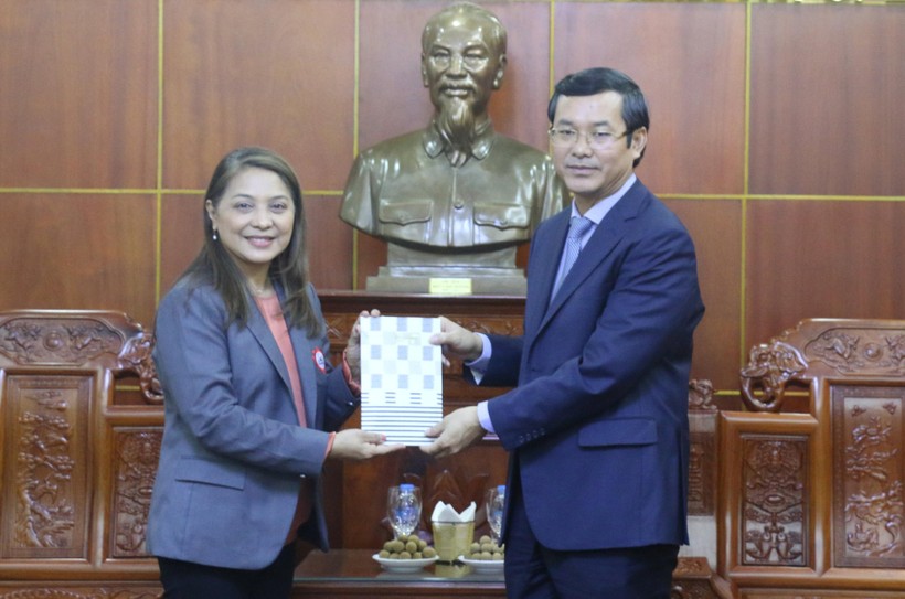 Thứ trưởng Nguyễn Văn Phúc và TS Ethel (trái) trao quà lưu niệm.