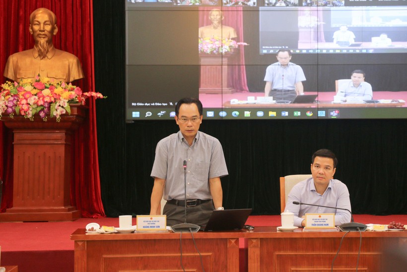 Thứ trưởng Hoàng Minh Sơn (trái) phát biểu tại hội nghị.