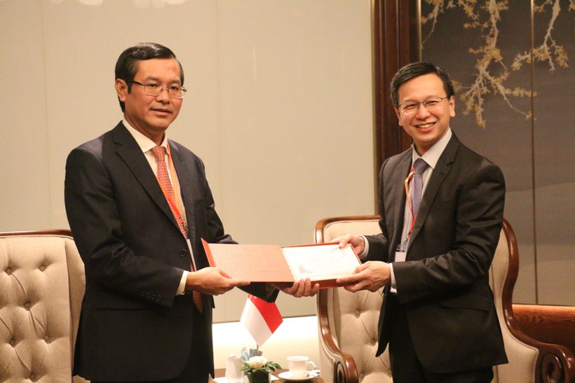 Thứ trưởng Nguyễn Văn Phúc (trái) và Thứ trưởng Lai Chung Han (phải) trao quà lưu niệm.