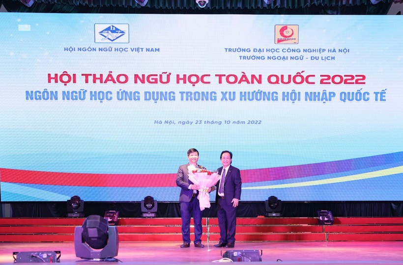 PGS. TS Nguyễn Lân Trung (phải) tặng hoa kỉ niệm cho TS Hoàng Ngọc Tuệ (trái).