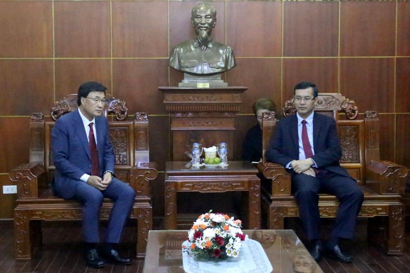 Thứ trưởng Nguyễn Văn Phúc (phải) tiếp ông Kim Dai Sik, Hiệu trưởng Trường Cao đẳng Công nghệ và Thông tin Kyungnam, Hàn Quốc.