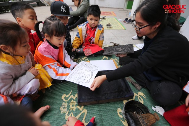 Trẻ nhỏ thích thú với Tết Việt cùng nghệ nhân