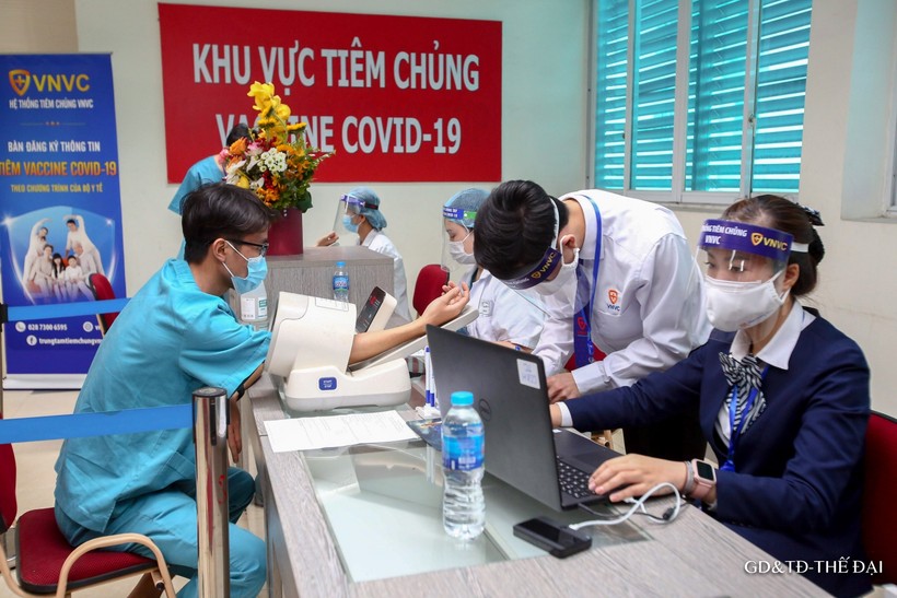 Hôm nay, 30 nhân viên y tế tại bệnh viện Thanh Nhàn được tiêm đợt 1 vắc xin Covid-19.