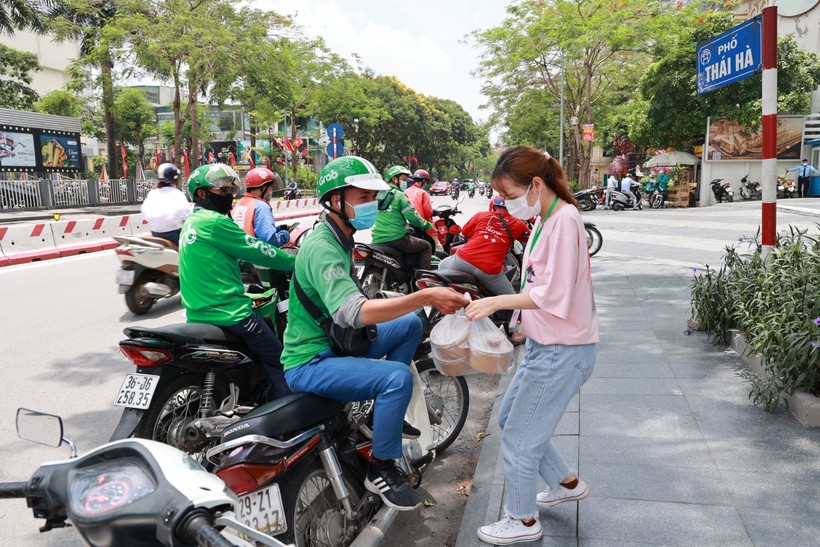Theo Chỉ thị 17 của UBND TP Hà Nội, toàn bộ "shipper" sẽ bị cấm hoạt động trong khoảng thời gian Hà Nội thực hiện giãn cách xã hội.