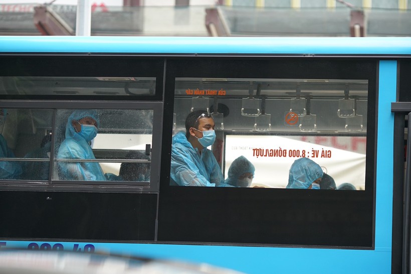 Sáng ngày hôm nay, hàng chục trường hợp là F1 tại phường Lê Đại Hành đã được đưa đi cách ly tập trung bằng xe buýt.