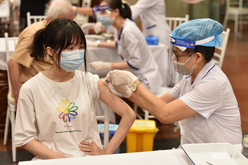 Hàng nghìn người dân quận Hoàn Kiếm đã có mặt tại Cung Văn Hoá Hữu Nghị Việt Xô để tiêm vắc xin Covid-19 trong tối ngày 9/9.