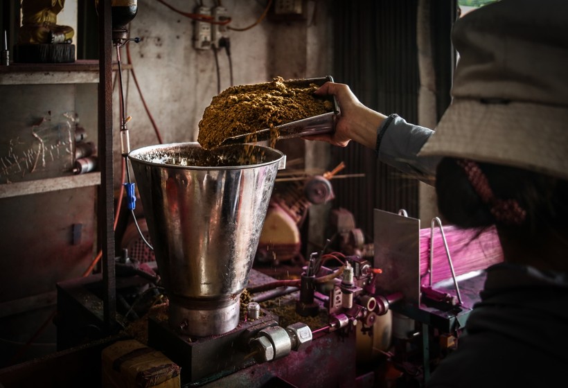 Thổi thủy tinh là nghề truyền thống có từ lâu đời ở xã Thống Nhất, huyện Thường Tín, Hà Nội.