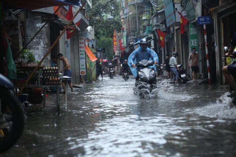 Sau cơn mưa lớn kéo dài 30 phút, nhiều tuyến phố Hà Nội lại úng ngập.