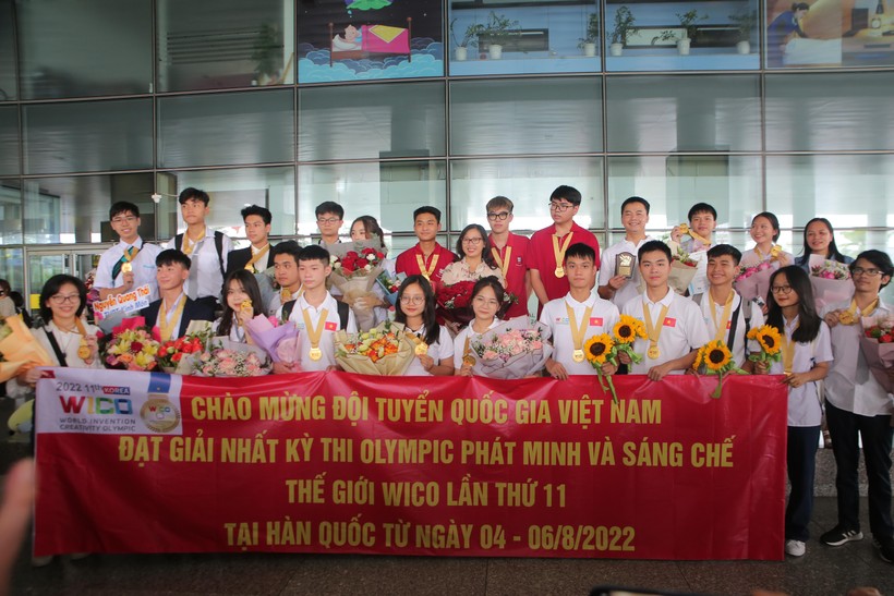 Đoàn học sinh Việt Nam tham dự kỳ thi WICO 2022.