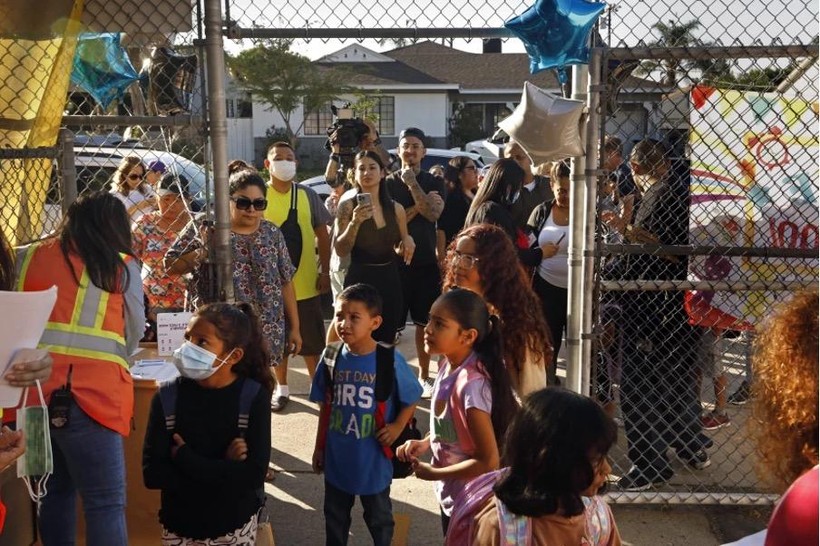 Phụ huynh theo dõi con em trong ngày đầu tiên bước vào năm học mới tại Trường Tiểu học Vena Avenue, Arletam, Học khu Thống nhất Los Angeles - Học khu lớn thứ 2 của Mỹ. (Ảnh: Carolyn Cole / Los Angeles Times)