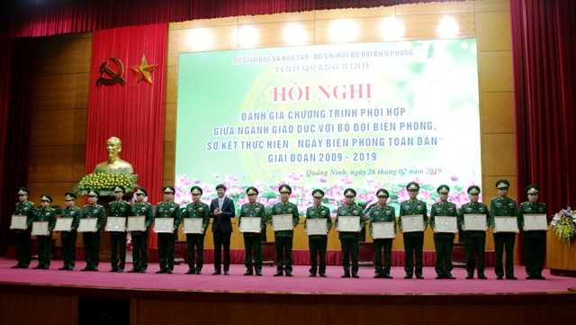 Vụ trưởng Vụ TĐKT Trịnh Xuân Hiếu trao Bằng khen của Bộ trưởng Bộ GD&ĐT cho các cá nhân