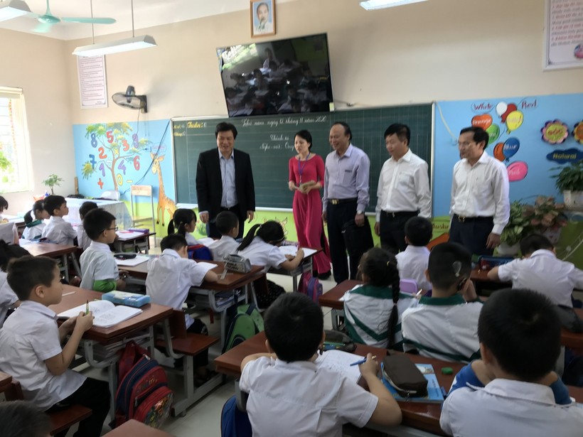 Thứ trưởng Nguyễn Hữu Độ và đoàn công tác khảo sát tại Trường THPT Ngô Gia Tự