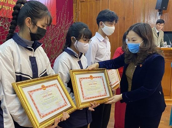Phó Chủ tịch UBND tỉnh Yên Bái trao Bằng khen cho các em học sinh