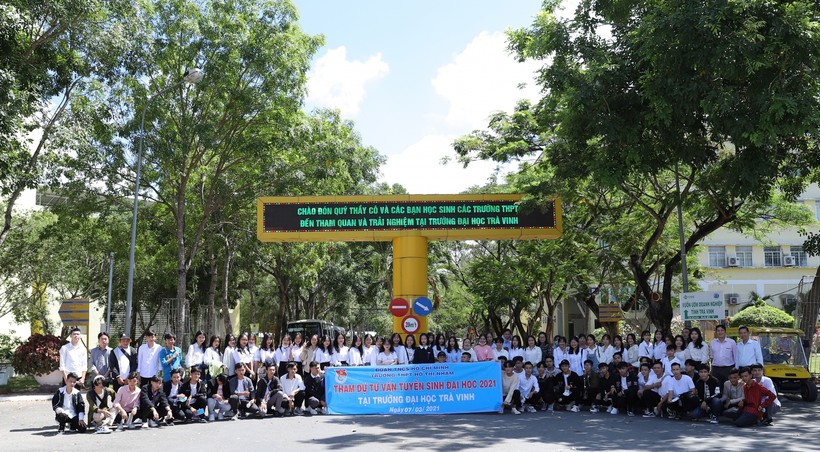 Đông đảo học sinh các tỉnh miền Tây về thăm quan Trường Đại học Trà Vinh