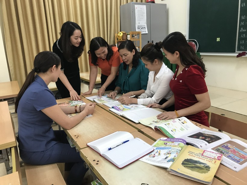 GV tiểu học thị xã Nghĩa Lộ thảo luận về sách mới (ảnh chụp trong bài trước thời điểm giãn cách dịch) 