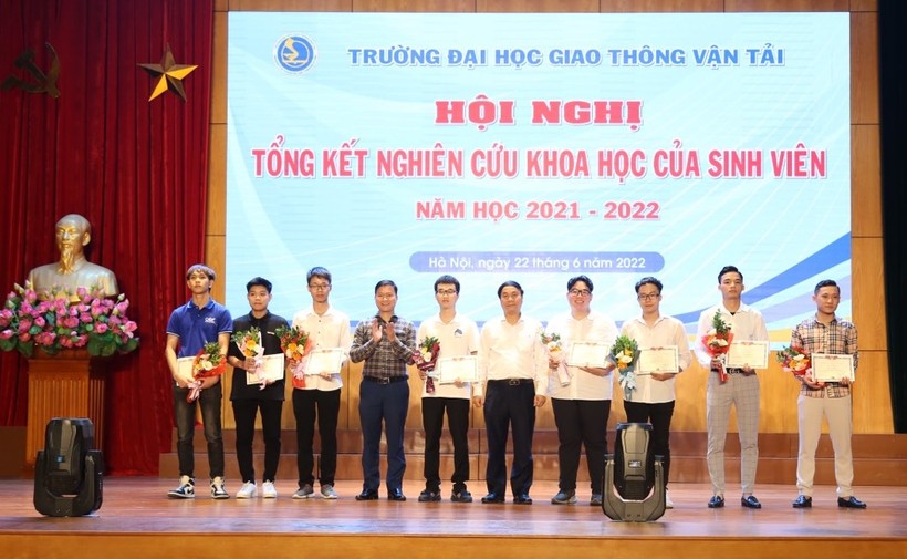 PGS.TS Nguyễn Ngọc Long trao thưởng cho các công trình nghiên cứu khoa học xuất sắc.