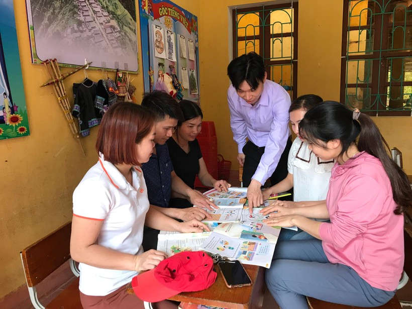 Các thầy cô thảo luận việc chọn sách ở Trường phổ thông dân tộc bán trú TH&THCS Xà Hồ, huyện Trạm Tấu