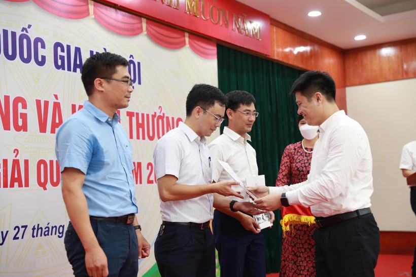 Đại học Quốc gia Hà Nội khen thưởng học sinh đoạt Huy chương Vàng Olympic Quốc tế ảnh 2
